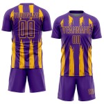 Uniforme de fútbol de sublimación con rayas doradas y moradas, personalizado y abstracto Uniforme de fútbol de sublimación con rayas doradas y moradas, personalizado y abstracto
