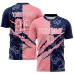 Camiseta de fútbol mediana con estampado de grafiti de sublimación personalizada en rosa y azul marino para rascar Camiseta de fútbol mediana con estampado de grafiti de sublimación personalizada en rosa y azul marino para rascar