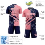 Camiseta de fútbol mediana con estampado de grafiti de sublimación personalizada en rosa y azul marino para rascar Camiseta de fútbol mediana con estampado de grafiti de sublimación personalizada en rosa y azul marino para rascar