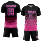 Camiseta de fútbol personalizada negra con sublimación de moda, con rayas rosa y azul claro Camiseta de fútbol personalizada negra con sublimación de moda, con rayas rosa y azul claro