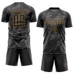 Uniforme de fútbol personalizado dorado con sublimación, arte abstracto, gris-negro antiguo grunge Uniforme de fútbol personalizado dorado con sublimación, arte abstracto, gris-negro antiguo grunge